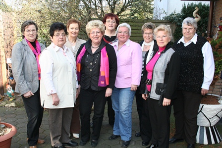 Der neue Vorstand der Frauen Union Schlo&szlig; Holte-Stukenbrock, v.l. Ursula Pankoke, Irmgard Schniedermann, Rita Brechmann, Annegret J&uuml;rgenliemke, Rita Roggenkamp, Annelie Sonnet, Helga Kosubek, Annelie Wittenstein, Irmgard Gro&szlig;er&uuml;schkamp
